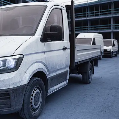 Pritschenwagen steht zum Verkauf auf einer Baustelle